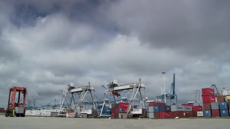 Weitwinkelaufnahme-Des-Rotterdamer-Schifffahrtshafens-Mit-Selbstfahrenden-Containerkränen
