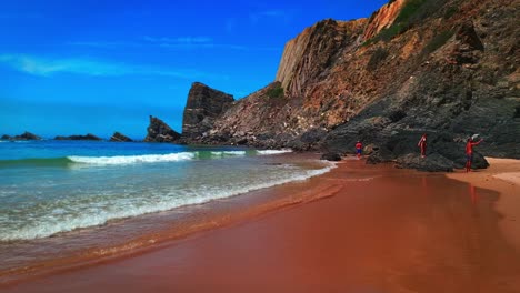 Familias-Pasando-Un-Día-Divertido-En-La-Playa-Praia-Da-Amália,-Algarve,-Portugal.