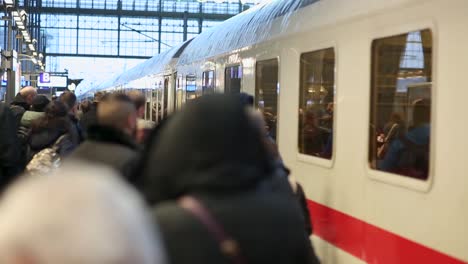 Crowded-platform-with-many-people-waiting-for-entering-train-in-Frankfurt