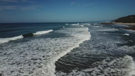 Entspannende-Luftaufnahmen-über-Dem-Ozean-Und-Wellen,-Die-Langsam-Gegen-Die-Küste-Krachen,-Santa-Teresa,-Costa-Rica