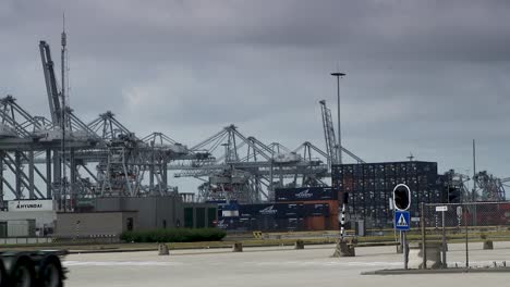 Empty-trucks-entering-and-loaded-lorries-leaving-shipping-harbor,-panorama-view