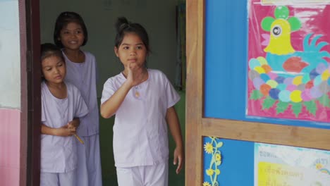 In-Einem-Thailändischen-Klassenzimmer-Grüßen-Drei-Fröhliche-Mädchen-Herzlich-Und-Strahlen-Glück-Und-Positivität-Aus