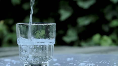Ein-Glas-Wasser-Auf-Einem-Tisch-Mit-Fließendem-Wasser-Einschenken,-Keine-Stockvideos-Von-Menschen