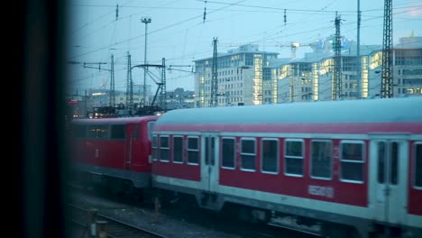 Los-Pasajeros-Ven-Fuera-De-La-Ventana-De-Un-Tren-En-Marcha-A-Través-De-La-Ciudad-De-Frankfurt