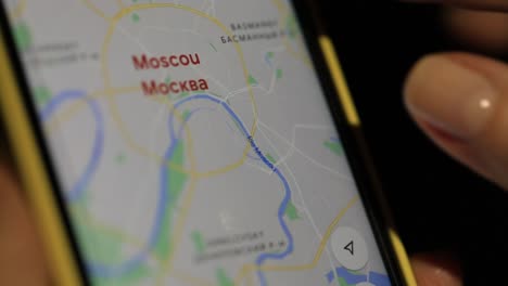 Persona-Que-Usa-El-Dedo-Para-Desplazarse-Por-El-Mapa-En-El-Teléfono-Inteligente-Para-Encontrar-Moscú,-Rusia