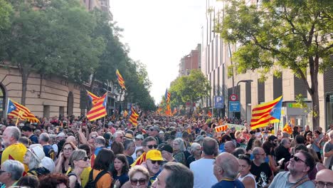 Barcelona-Demonstration-Am-Spanischen-Nationalfeiertag,-Die-Sich-Für-Die-Unabhängigkeit-Kataloniens-Einsetzt:-Proteste,-Flaggen,-Menschenmengen,-Polizeipräsenz,-Historische-Sehenswürdigkeiten