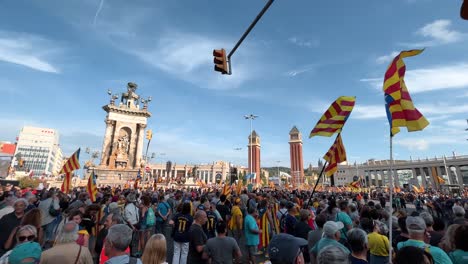 Barcelona-Demonstration-on-Spanish-National-Day-Advocating-for-Catalonia-Independence:-Protests,-Flags,-Crowds,-Police-Presence,-Historical-Landmarks
