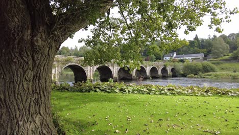 Inistioge-Kilkenny-Irlanda-Romántico-Puente-Sobre-El-Río-Nore-En-Un-Día-De-Septiembre