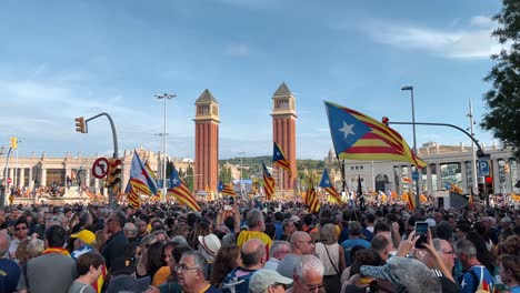 Barcelona-Demonstration-on-Spanish-National-Day-Advocating-for-Catalonia-Independence:-Protests,-Flags,-Crowds,-Police-Presence,-Historical-Landmarks