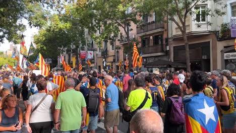 Barcelona-Demonstration-on-Spanish-National-Day-Advocating-for-Catalonia-Independence:-Protests,-Flags,-Crowds,-Police-Presence,-Historical-Landmarks