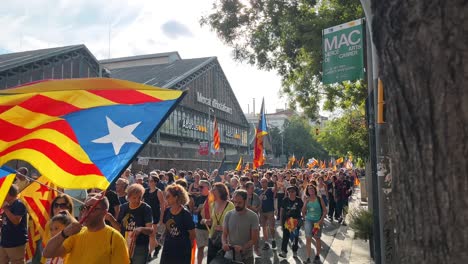 Barcelona-Demonstration-on-Spanish-National-Day-Advocating-for-Catalonia-Independence:-Protests,-Flags,-Crowds,-Police-Presence,-Historical-Landmarks