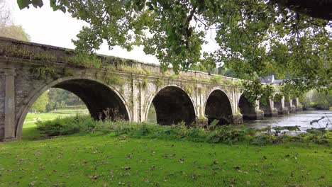 Romantische-Brücke-über-Den-Fluss-Nore-Bei-Inistioge-Kilkenny,-Irland-An-Einem-Septembertag