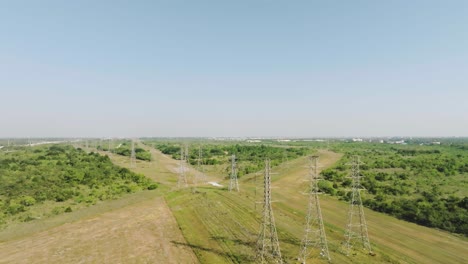 Vista-Aérea-De-Torres-De-Transmisión-De-CA-De-Alto-Voltaje-En-Houston,-Texas