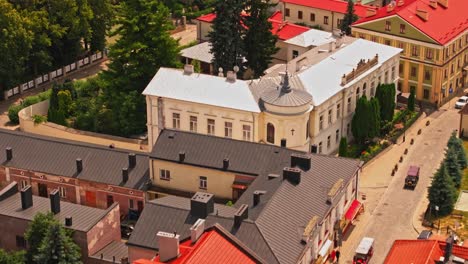 Unsere-Luftaufnahmen-Fangen-Den-Einzigartigen-Charme-Von-Sandomierz-Ein,-Der-über-Dem-Historischen-Herzen-Der-Stadt-Schwebt