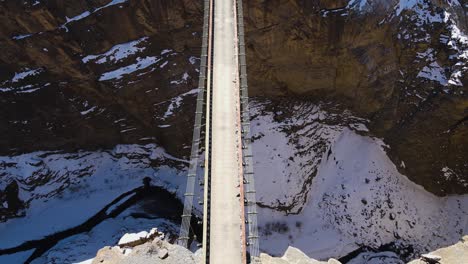Drohnenflug-über-Asiens-Höchster-Chicham-Brücke-In-Spiti,-Himachal-Pradesh,-Indien,-Mit-Schneebergen-In-Der-Himalaya-Landschaft