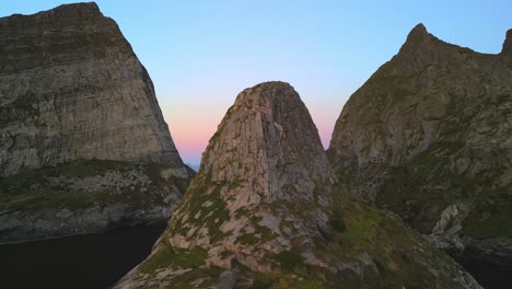 Berggipfel-Mit-Einem-Rosa-Himmel-Im-Hintergrund