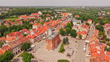 Unsere-Luftaufnahmen-Fangen-Den-Einzigartigen-Charme-Von-Sandomierz-Ein,-Der-über-Dem-Historischen-Herzen-Der-Stadt-Schwebt