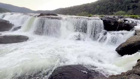 Pan-Of-Sandstone-Falls-In-West-Virginia-Entlang-Des-New-River
