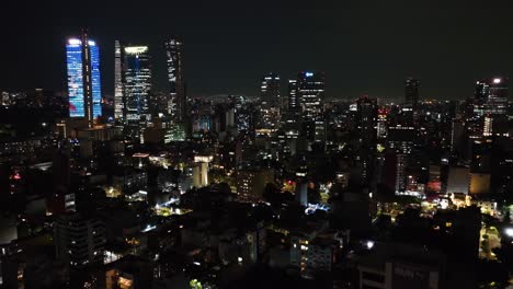 Luftaufnahme-Aufsteigend-Vor-Der-Nachtbeleuchteten-Skyline-Von-Mexiko-Stadt
