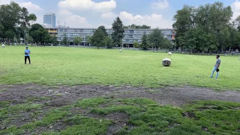 Diversión-De-Béisbol-En-El-Campus,-Amigos-Juegan-A-La-Pelota-En-La-Universidad-De-La-Ciudad-De-México