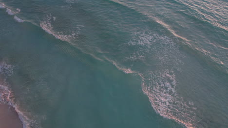 Luftaufnahme-Von-Oben-Nach-Unten-Rollender-Wellen-In-Einem-Kristallklaren-Blauen-Ozean-Mit-Weißem-Sandstrand-In-Cancun,-Mexiko