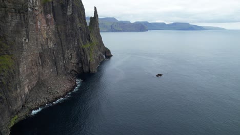 Trollkonufingur-Witches-Finger-sea-stack-in-Faroe-Islands