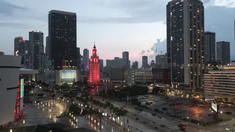 Luftaufnahme-Der-Innenstadt-Von-Miami,-Nachts-Beleuchtet-Mit-Freedom-Tower-Und-Kaseya-Center