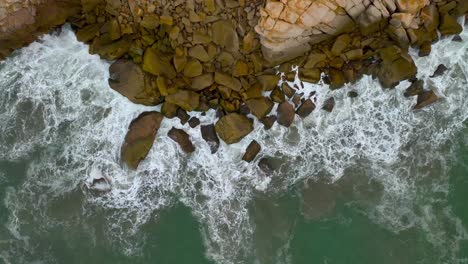 Slow-motion-static-footage-of-the-ocean-waves-hitting-the-rocks-in-Acapulco