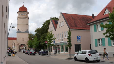 Coches-Que-Pasan-Por-La-Puerta-De-Deining-En-Nordlingen,-Alemania