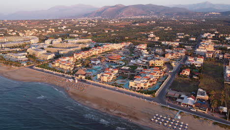 Luftflug-In-Richtung-Des-Caldera-Palastes-Atlantica-Sensatori-Bei-Sonnenuntergang,-Analipsi-Strand