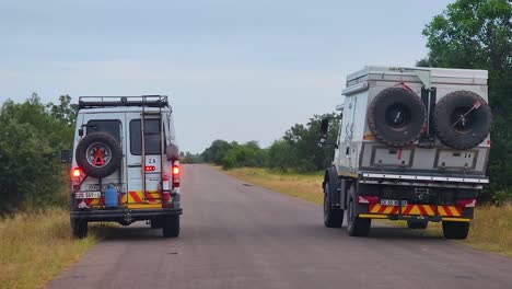 Offroad-Safari-vehicles-driving-past-a-coyote-in-Kruger-National-Park