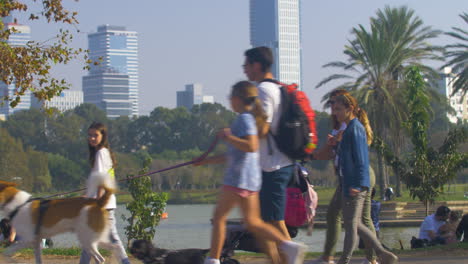 Multitudes-De-Visitantes-Caminan-Por-El-Parque-Yarkon,-El-Parque-Está-En-El-Centro-De-Tel-Aviv-Y-Cuenta-Con-áreas-De-Juegos-Para-Niños.