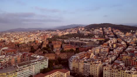 Eine-Filmische-Drohnenaufnahme-Der-Hauptstadt-Barcelonas-Mit-Modernen-Und-Alten-Gebäuden