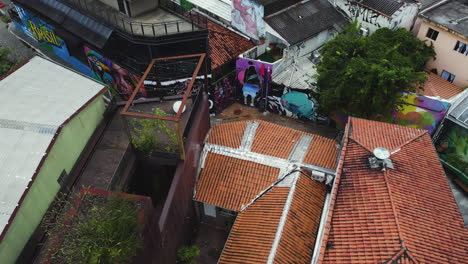 Descripción-Aérea-De-Coloridos-Murales-En-El-Callejón-Beco-Do-Batman,-En-Vila-Madalena,-Sao-Paulo,-Brasil