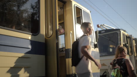 Tagesansicht-Von-Pendlern,-Die-In-Einer-Städtischen-Umgebung-Aus-Einer-Straßenbahn-Aussteigen