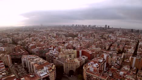 Eine-Filmische-Luftaufnahme-Der-Skyline-Von-Barcelona