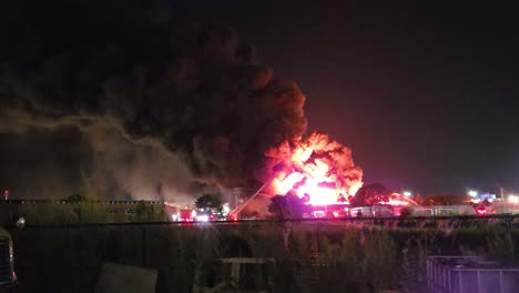 Un-Incendio-En-Una-Planta-Química-Con-Una-Tremenda-Columna-De-Humo-En-La-Carretera.