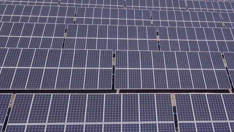 Sonnenkollektoren:-Muster-Und-Texturen-Auf-Der-Antenne-Eines-Großen-Solarparks