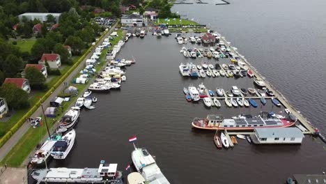 Niederländischer-Hafen-Mit-Camping-Und-Ferienhäusern
