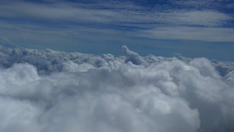 Lassen-Sie-Ihrer-Abenteuerlust-Freien-Lauf,-Während-Wir-über-Den-Wolken-Reisen-Und-Den-Grenzenlosen,-Unaufhaltsamen-Blauen-Himmel-In-Seiner-Ganzen-Atemberaubenden-Pracht-Erleben