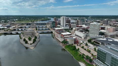 Cedar-Rapids,-Iowa-aerial-establishing-shot