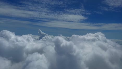 Sobre-El-Mundo,-Donde-Las-Nubes-Se-Abren-Para-Revelar-Infinitos-Horizontes-Azules