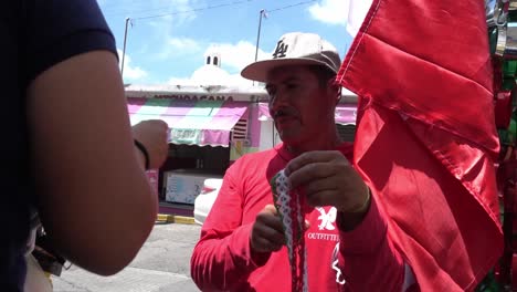 Un-Vendedor-Ambulante-Que-Vende-Algunos-Adornos-Tradicionales-Para-Las-Fiestas-Mexicanas.