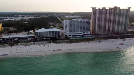 Morgenblick-Auf-Strandresorthotels-Und-Eigentumswohnungen-Mit-Weißen-Sandstränden,-Warme-Meereswellen,-Golf-Von-Mexiko,-USA,-Pier-Park,-Pier,-Golf-Von-Mexiko,-Luftaufnahme-Eines-Hotels-Am-Wasser-In-Florida