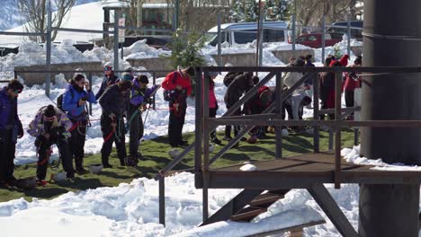 Menschen-In-Farbenfroher-Winterkleidung-Stehen-Schlange,-Um-Auf-Dem-Berg-Farellones-In-Chile-Ski-Zu-Fahren,-Schlange-Von-Touristen-Am-Sessellift,-Skilift-Der-Andenkordilleren