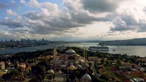 Aerial-drone-vistas-reveal-Istanbul's-Blue-Mosque-as-twilight-descends,-with-majestic-clouds-adding-a-dramatic-backdrop-to-its-timeless-beauty