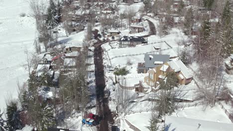 Luftpanorama-über-Dem-Skigebiet-Farellones-Village-In-Den-Andenbergen,-Verschneite-Häuserlandschaft-In-Der-Nähe-Von-Santiago,-Chile
