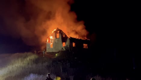 La-Casa-En-Llamas-Se-Incendia-Mientras-Los-Bomberos-Y-La-Policía-Monitorean-La-Propagación.