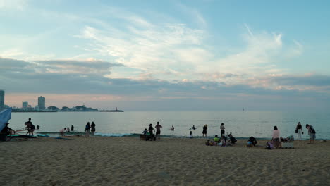 Gente-Relajándose-En-La-Orilla-Del-Mar-De-La-Playa-De-Sokcho-En-Corea-Del-Sur