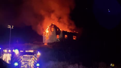 Feuer-Brennt-Haus-Nieder,-Polizei-Und-Feuerwehr-Beobachten-Es